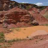 Giungiamo cos� nel cuore della cava, circondati da pareti le cui sfumature cromatiche vanno dal rosa al rosso granata